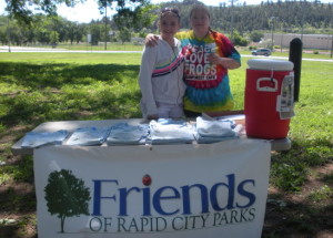 Volunteers Caroline and Sarah ready to distribute water and t-shirts to participants.